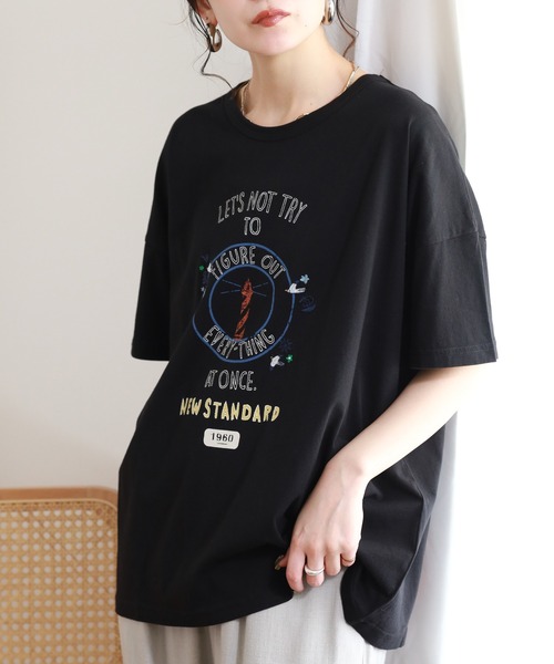 Emago(イマゴ)の「EMAGO カレッジロゴT 半袖(Tシャツ/カットソー・レディース・ホワイト/ブラック/グリーン・FREE)」の2枚目の写真