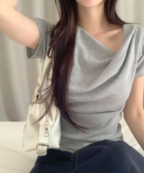 LOENNE(ロエヌ)の「Drape Slim Tee / ドレープスリムTシャツ(Tシャツ/カットソー・レディース・チャコールグレー/アイボリー/グレー/ブラック・FREE)」の1枚目の写真
