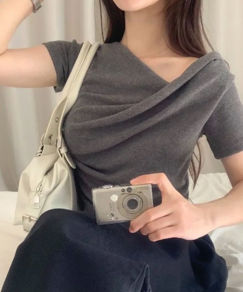 LOENNE(ロエヌ)の「Drape Slim Tee / ドレープスリムTシャツ(Tシャツ/カットソー・レディース・チャコールグレー/アイボリー/グレー/ブラック・FREE)」の4枚目の写真