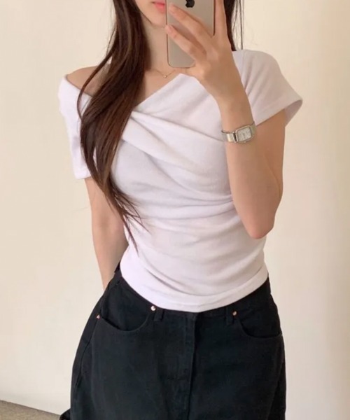 LOENNE(ロエヌ)の「Drape Slim Tee / ドレープスリムTシャツ(Tシャツ/カットソー・レディース・チャコールグレー/アイボリー/グレー/ブラック・FREE)」の8枚目の写真
