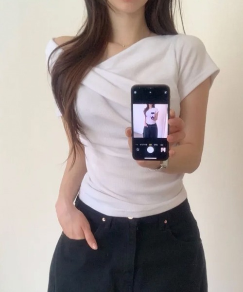 LOENNE(ロエヌ)の「Drape Slim Tee / ドレープスリムTシャツ(Tシャツ/カットソー・レディース・チャコールグレー/アイボリー/グレー/ブラック・FREE)」の10枚目の写真