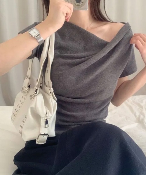 LOENNE(ロエヌ)の「Drape Slim Tee / ドレープスリムTシャツ(Tシャツ/カットソー・レディース・チャコールグレー/アイボリー/グレー/ブラック・FREE)」の11枚目の写真