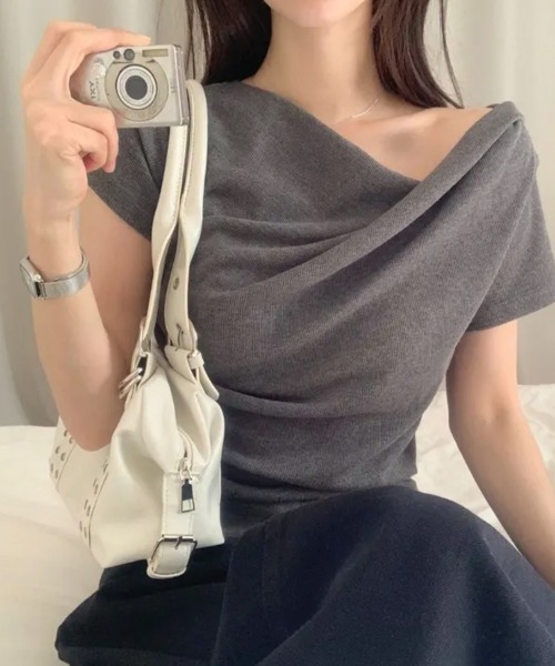 LOENNE(ロエヌ)の「Drape Slim Tee / ドレープスリムTシャツ(Tシャツ/カットソー・レディース・チャコールグレー/アイボリー/グレー/ブラック・FREE)」の12枚目の写真