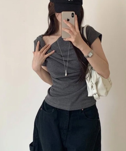 LOENNE(ロエヌ)の「Drape Slim Tee / ドレープスリムTシャツ(Tシャツ/カットソー・レディース・チャコールグレー/アイボリー/グレー/ブラック・FREE)」の13枚目の写真