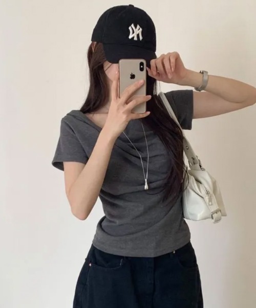LOENNE(ロエヌ)の「Drape Slim Tee / ドレープスリムTシャツ(Tシャツ/カットソー・レディース・チャコールグレー/アイボリー/グレー/ブラック・FREE)」の14枚目の写真