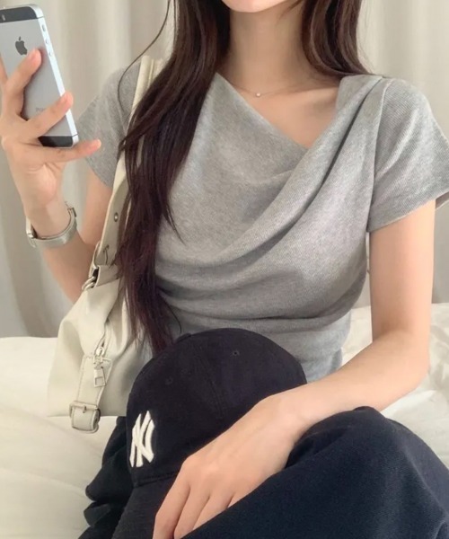 LOENNE(ロエヌ)の「Drape Slim Tee / ドレープスリムTシャツ(Tシャツ/カットソー・レディース・チャコールグレー/アイボリー/グレー/ブラック・FREE)」の15枚目の写真