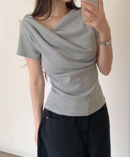 LOENNE(ロエヌ)の「Drape Slim Tee / ドレープスリムTシャツ(Tシャツ/カットソー・レディース・チャコールグレー/アイボリー/グレー/ブラック・FREE)」の17枚目の写真