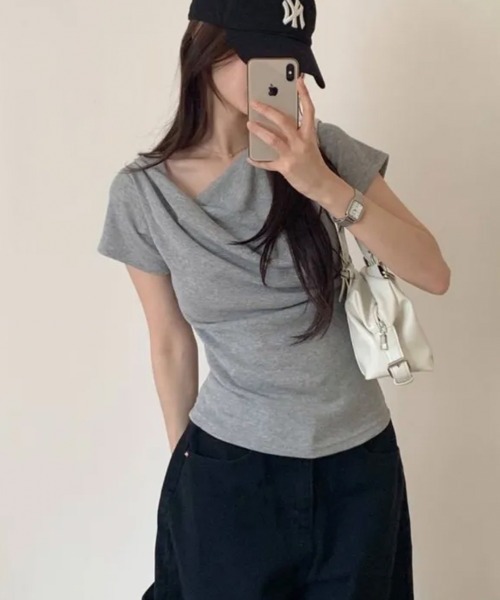 LOENNE(ロエヌ)の「Drape Slim Tee / ドレープスリムTシャツ(Tシャツ/カットソー・レディース・チャコールグレー/アイボリー/グレー/ブラック・FREE)」の19枚目の写真