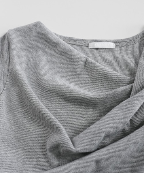 LOENNE(ロエヌ)の「Drape Slim Tee / ドレープスリムTシャツ(Tシャツ/カットソー・レディース・チャコールグレー/アイボリー/グレー/ブラック・FREE)」の5枚目の写真