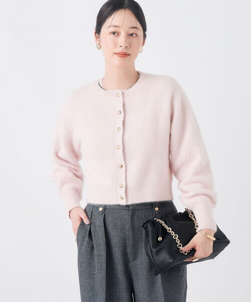 NOLLEY’S Sophi(ノーリーズソフィ)の「カシミヤ混へアリーショート丈クルーネックカーディガン(カーディガン/ボレロ・レディース・ベビーピンク/ブラック/グレイッシュベージュ/オフホワイト・38)」の4枚目の写真