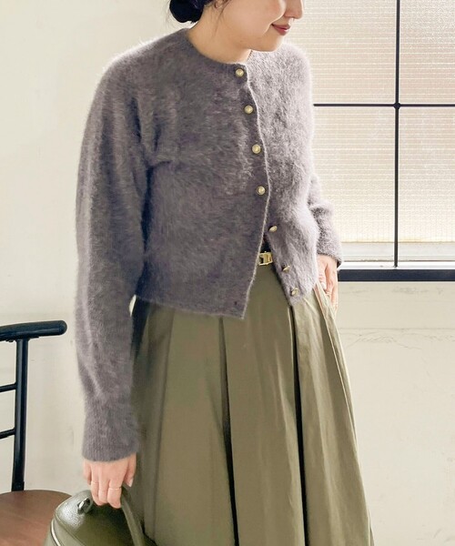 NOLLEY’S Sophi(ノーリーズソフィ)の「カシミヤ混へアリーショート丈クルーネックカーディガン(カーディガン/ボレロ・レディース・ベビーピンク/ブラック/グレイッシュベージュ/オフホワイト・38)」の3枚目の写真