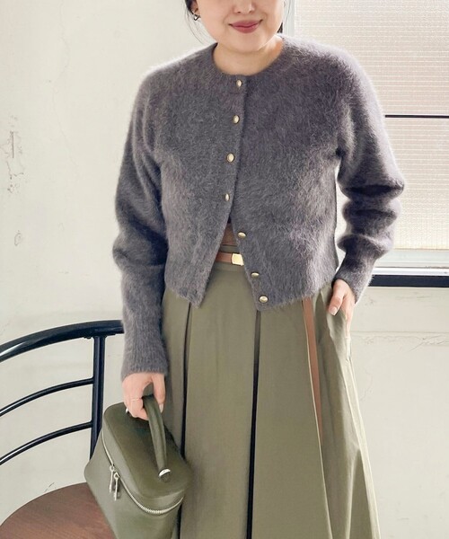 NOLLEY’S Sophi(ノーリーズソフィ)の「カシミヤ混へアリーショート丈クルーネックカーディガン(カーディガン/ボレロ・レディース・ベビーピンク/ブラック/グレイッシュベージュ/オフホワイト・38)」の13枚目の写真