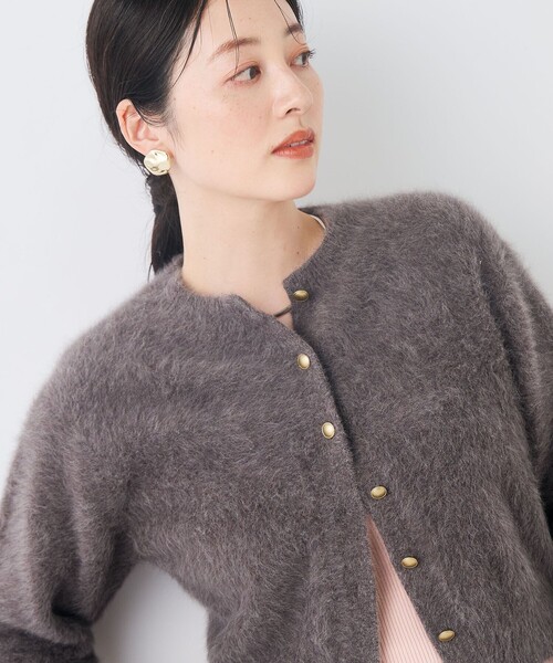 NOLLEY’S Sophi(ノーリーズソフィ)の「カシミヤ混へアリーショート丈クルーネックカーディガン(カーディガン/ボレロ・レディース・ベビーピンク/ブラック/グレイッシュベージュ/オフホワイト・38)」の9枚目の写真