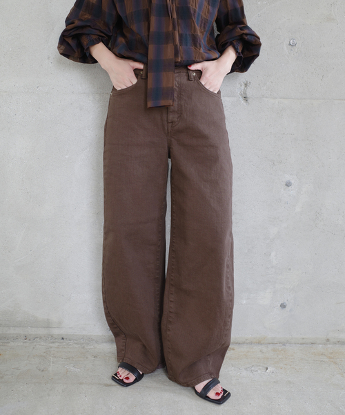 Spick & Span(スピックアンドスパン)の「《追加3》SOMETHING for SS 別注 HANA CURVE TAPERD(デニムパンツ・レディース・ブラウン/ネイビー・X-SMALL/SMALL/MEDIUM)」の1枚目の写真