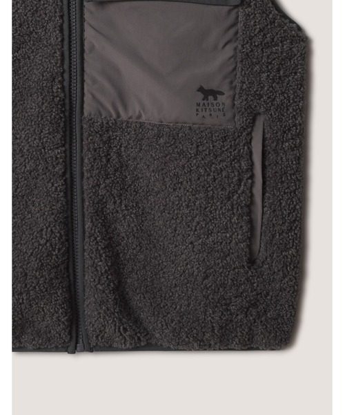 Maison Kitsune(メゾンキツネ)の「FLEECE SLEEVELESS JACKET(その他アウター・メンズ・グレー系その他・XS/XL/L/M/S)」の3枚目の写真