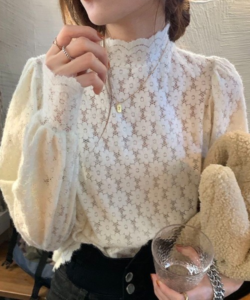 Aelina（エリナ）の「ハーフネックカットジャガードレースTシャツ（Tシャツ/カットソー・レディース・ブラック/ベージュ・FREE）」の2枚目の写真