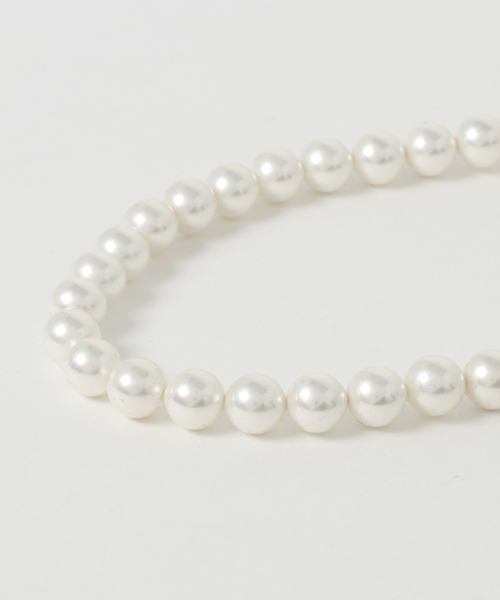 form forma（フォルムフォルマ）の「貝パールネックレス・イヤリングセット《8㎜玉/40cm・43cm》（ネックレス・レディース・チャコールグレー/ホワイト・40cm/43cm）」の3枚目の写真