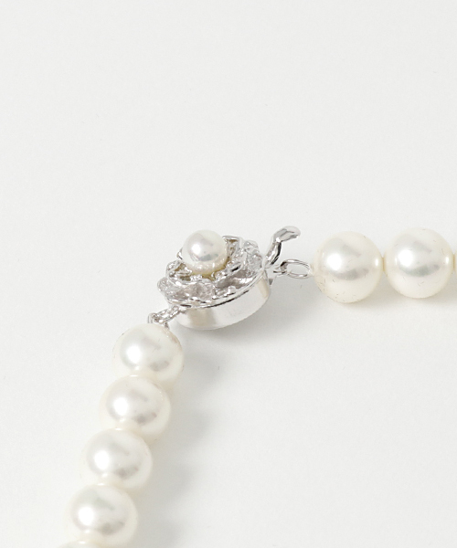 form forma（フォルムフォルマ）の「貝パールネックレス・イヤリングセット《8㎜玉/40cm・43cm》（ネックレス・レディース・チャコールグレー/ホワイト・40cm/43cm）」の4枚目の写真