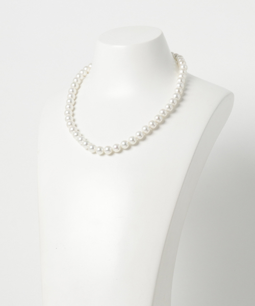 form forma（フォルムフォルマ）の「貝パールネックレス・イヤリングセット《8㎜玉/40cm・43cm》（ネックレス・レディース・チャコールグレー/ホワイト・40cm/43cm）」の7枚目の写真