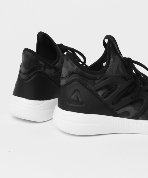 Reebok(リーボック)の「【2017秋冬新作】ハヤス LTD(スニーカー・レディース・ブラック系その他/ホワイト/ブラック・24.0cm/23.5cm/25.5cm/25.0cm/22.0cm/26.0cm/24.5cm/22.5cm/23.0cm)」の6枚目の写真