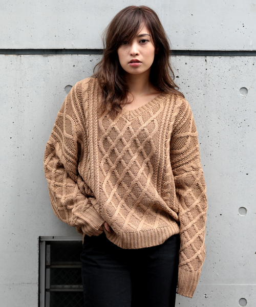 Denime(ドゥニーム)の「ケーブルプルオーバービッグシルエットニット(ニット/セーター・レディース・レッド/オフホワイト/ブラック/ベージュ/杢グレー/マスタード・FREE)」の4枚目の写真