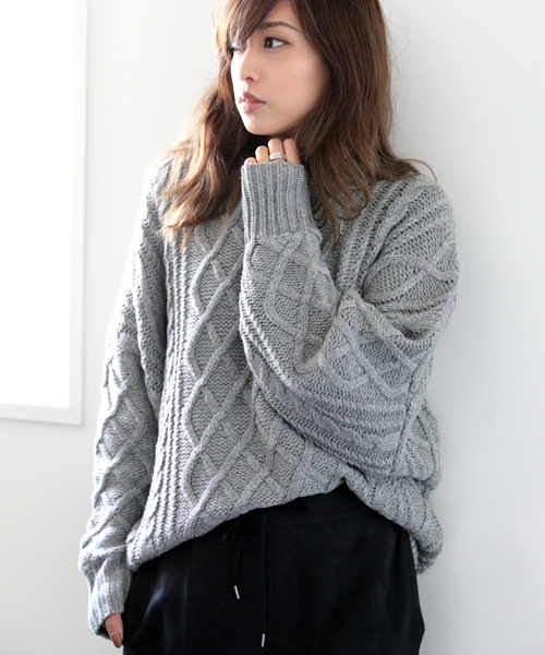 Denime(ドゥニーム)の「ケーブルプルオーバービッグシルエットニット(ニット/セーター・レディース・レッド/オフホワイト/ブラック/ベージュ/杢グレー/マスタード・FREE)」の3枚目の写真