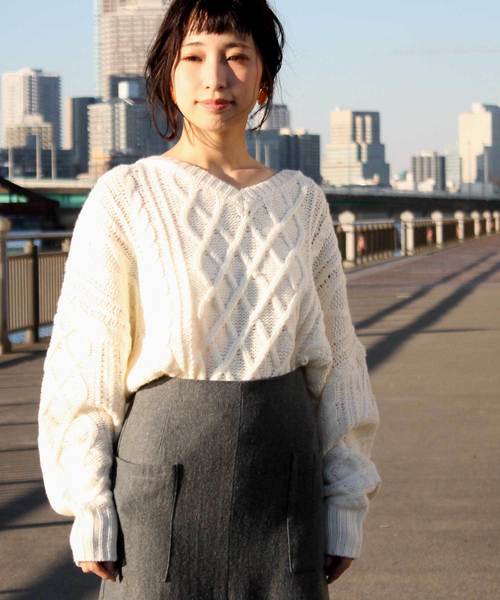 Denime(ドゥニーム)の「ケーブルプルオーバービッグシルエットニット(ニット/セーター・レディース・レッド/オフホワイト/ブラック/ベージュ/杢グレー/マスタード・FREE)」の1枚目の写真