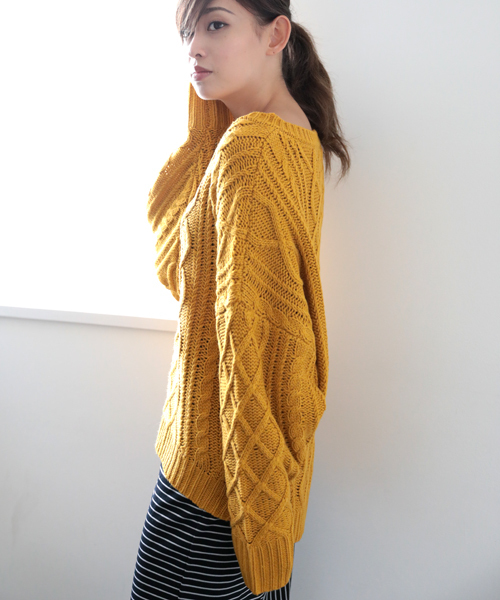 Denime(ドゥニーム)の「ケーブルプルオーバービッグシルエットニット(ニット/セーター・レディース・レッド/オフホワイト/ブラック/ベージュ/杢グレー/マスタード・FREE)」の5枚目の写真