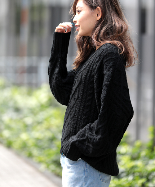 Denime(ドゥニーム)の「ケーブルプルオーバービッグシルエットニット(ニット/セーター・レディース・レッド/オフホワイト/ブラック/ベージュ/杢グレー/マスタード・FREE)」の2枚目の写真