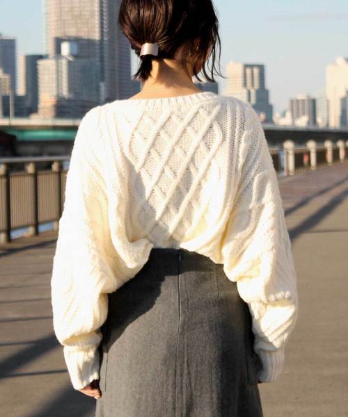 Denime(ドゥニーム)の「ケーブルプルオーバービッグシルエットニット(ニット/セーター・レディース・レッド/オフホワイト/ブラック/ベージュ/杢グレー/マスタード・FREE)」の7枚目の写真