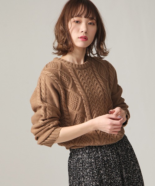 ZIP FIVE（ジップファイブ）の「【ZIP FIVE】クルーネックケーブルニットセーター（ニット/セーター・レディース・オフホワイト/アイボリー/ブラック/モカ/グレー/ベージュ/マスタード/ダークグリーン/オリーブ/キャメル/スモークピンク/ワイン/オレンジ/ブラウン/カーキ/ネイビー/ブルー・SMALL/X-LARGE/LARGE/MEDIUM）」の6枚目の写真