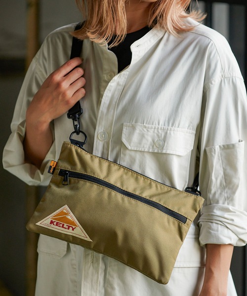 KELTY(ケルティ)の「KELTY / ビンテージフラットポーチ(エコバッグ/サブバッグ・レディース・ブラック/ネイビー/オリーブ/タン/キャメル・ONE SIZE)」の1枚目の写真