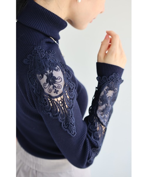 cawaii（カワイイ）の「美しく透ける肩レースのタートルネックニット