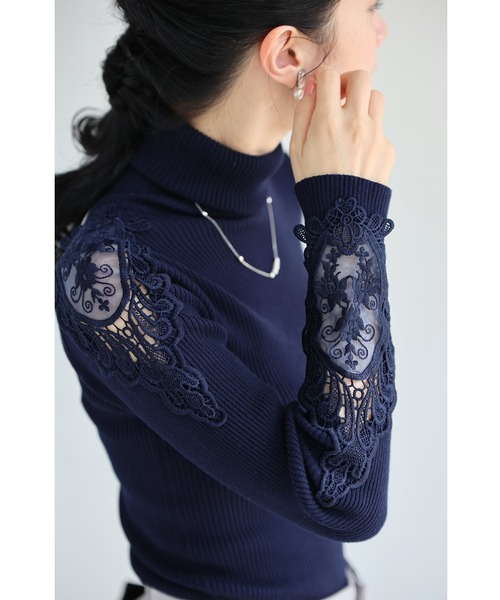 美しく透ける肩レースのタートルネックニットトップス（ニット