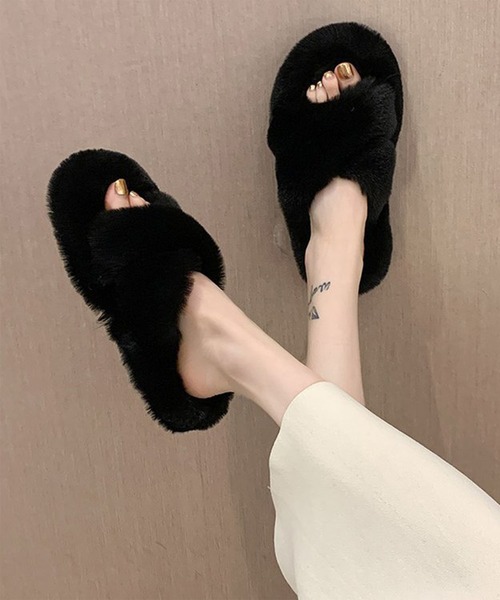 TABI PAL（タビパル）の「【TABI PAL】あったか　クロスデザイン ファー スリッパ（ルームシューズ/スリッパ・レディース・イエロー/ブルー/ベージュ/オレンジ/ピンク/ブラック/ピンク系その他・23.5cm/24.5cm/24cm/25cm/22.5cm/23cm）」の2枚目の写真