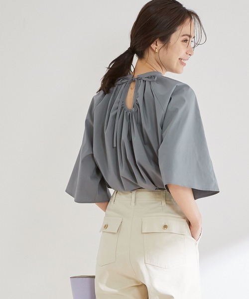 ROPE'（ロペ）の「【洗える】スタンドカラーギャザーブラウス（シャツ/ブラウス・レディース・ホワイト/グレー/キャメル・38）」の2枚目の写真