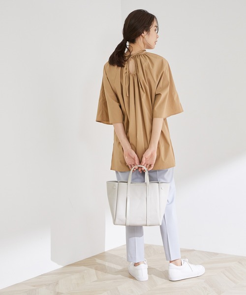ROPE'（ロペ）の「【洗える】スタンドカラーギャザーブラウス（シャツ/ブラウス・レディース・ホワイト/グレー/キャメル・38）」の21枚目の写真