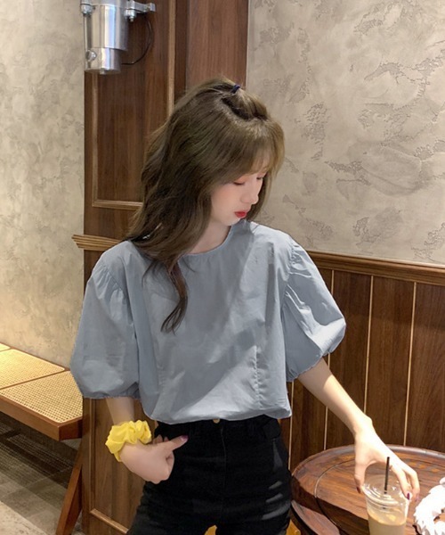 ABITOKYO（アビトーキョー）の「パフスリーブクルーネックブラウス（シャツ/ブラウス・レディース・ホワイト/ライトブルー/ダークパープル/チャコールグレー/ネイビー/パープル/グリーン/グレー/ブルーグレー/ベージュ/イエロー/ブルーグリーン・M/L）」の5枚目の写真