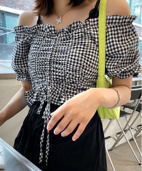 chuu(チュー)の「CHUU シャーリングギンガムチェックオフショルブラウス(シャツ/ブラウス・レディース・ブラック/ピンク/ブルー・FREE)」の2枚目の写真