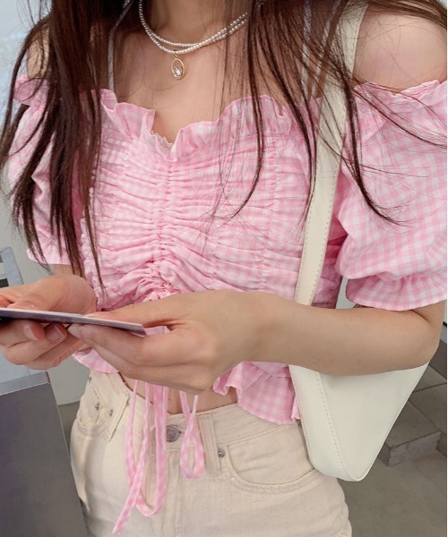 chuu(チュー)の「CHUU シャーリングギンガムチェックオフショルブラウス(シャツ/ブラウス・レディース・ブラック/ピンク/ブルー・FREE)」の18枚目の写真