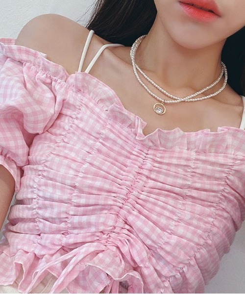 chuu(チュー)の「CHUU シャーリングギンガムチェックオフショルブラウス(シャツ/ブラウス・レディース・ブラック/ピンク/ブルー・FREE)」の19枚目の写真