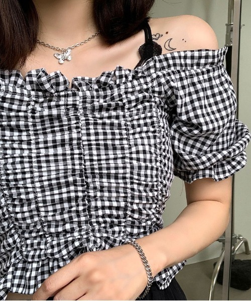 chuu(チュー)の「CHUU シャーリングギンガムチェックオフショルブラウス(シャツ/ブラウス・レディース・ブラック/ピンク/ブルー・FREE)」の8枚目の写真