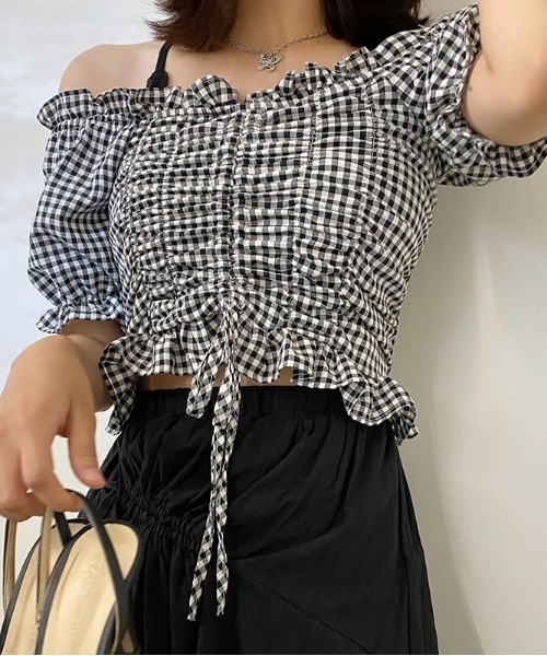 chuu(チュー)の「CHUU シャーリングギンガムチェックオフショルブラウス(シャツ/ブラウス・レディース・ブラック/ピンク/ブルー・FREE)」の9枚目の写真