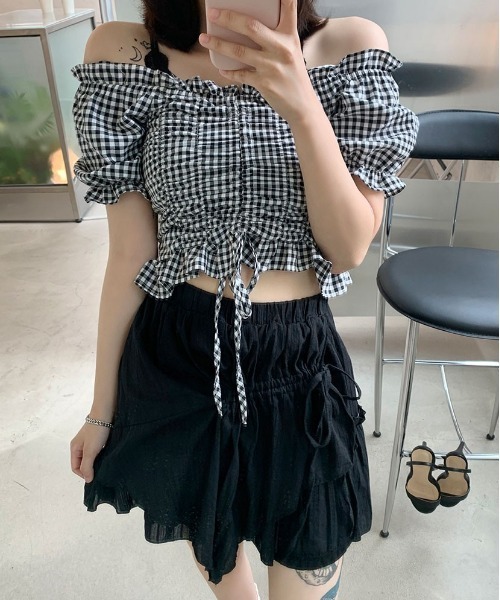 chuu(チュー)の「CHUU シャーリングギンガムチェックオフショルブラウス(シャツ/ブラウス・レディース・ブラック/ピンク/ブルー・FREE)」の12枚目の写真