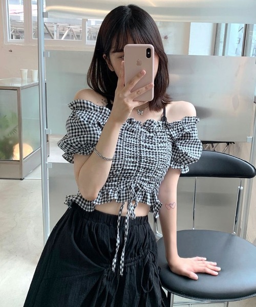 chuu(チュー)の「CHUU シャーリングギンガムチェックオフショルブラウス(シャツ/ブラウス・レディース・ブラック/ピンク/ブルー・FREE)」の14枚目の写真