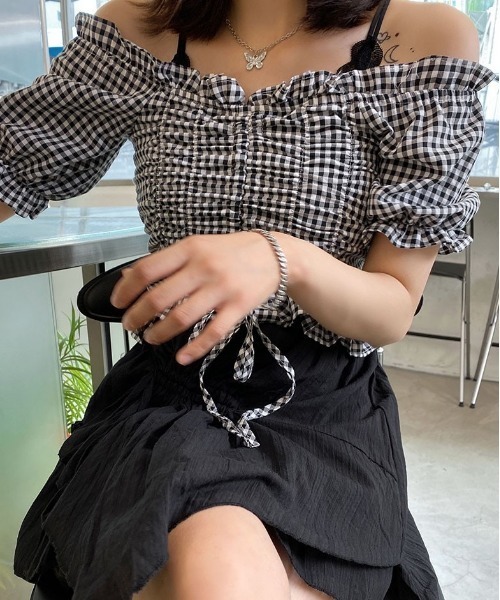 chuu(チュー)の「CHUU シャーリングギンガムチェックオフショルブラウス(シャツ/ブラウス・レディース・ブラック/ピンク/ブルー・FREE)」の13枚目の写真