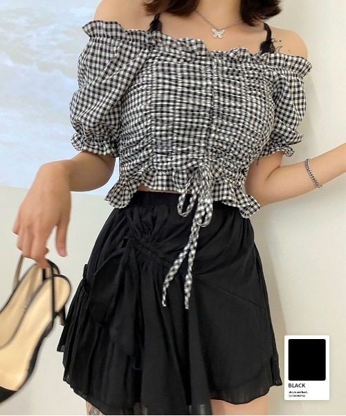 chuu(チュー)の「CHUU シャーリングギンガムチェックオフショルブラウス(シャツ/ブラウス・レディース・ブラック/ピンク/ブルー・FREE)」の5枚目の写真