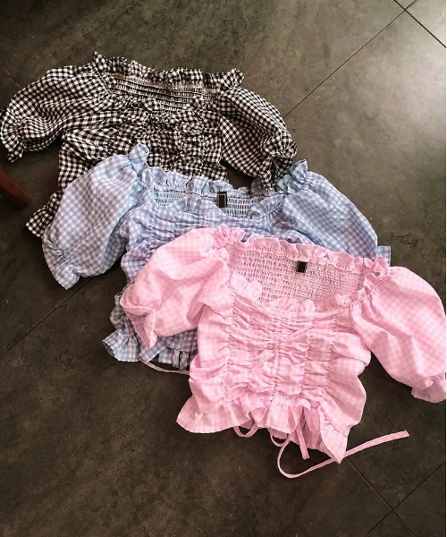 chuu(チュー)の「CHUU シャーリングギンガムチェックオフショルブラウス(シャツ/ブラウス・レディース・ブラック/ピンク/ブルー・FREE)」の4枚目の写真