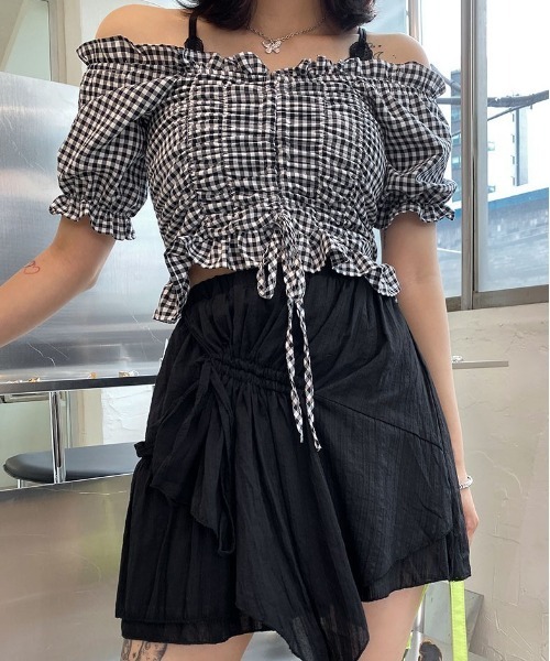 chuu(チュー)の「CHUU シャーリングギンガムチェックオフショルブラウス(シャツ/ブラウス・レディース・ブラック/ピンク/ブルー・FREE)」の11枚目の写真