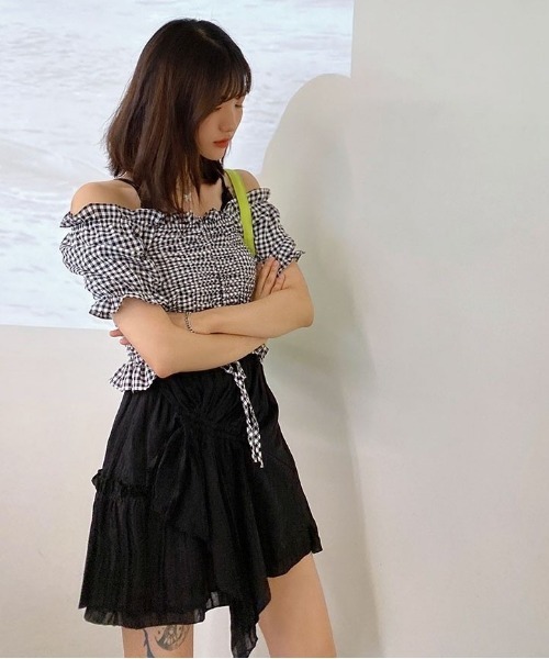 chuu(チュー)の「CHUU シャーリングギンガムチェックオフショルブラウス(シャツ/ブラウス・レディース・ブラック/ピンク/ブルー・FREE)」の16枚目の写真